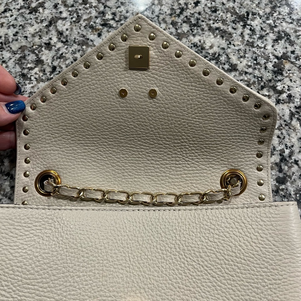 Mario Valentino Cream Pebbled Leather Envelope Crossbody with Gold Chain NWOT - Picture 2 of 16